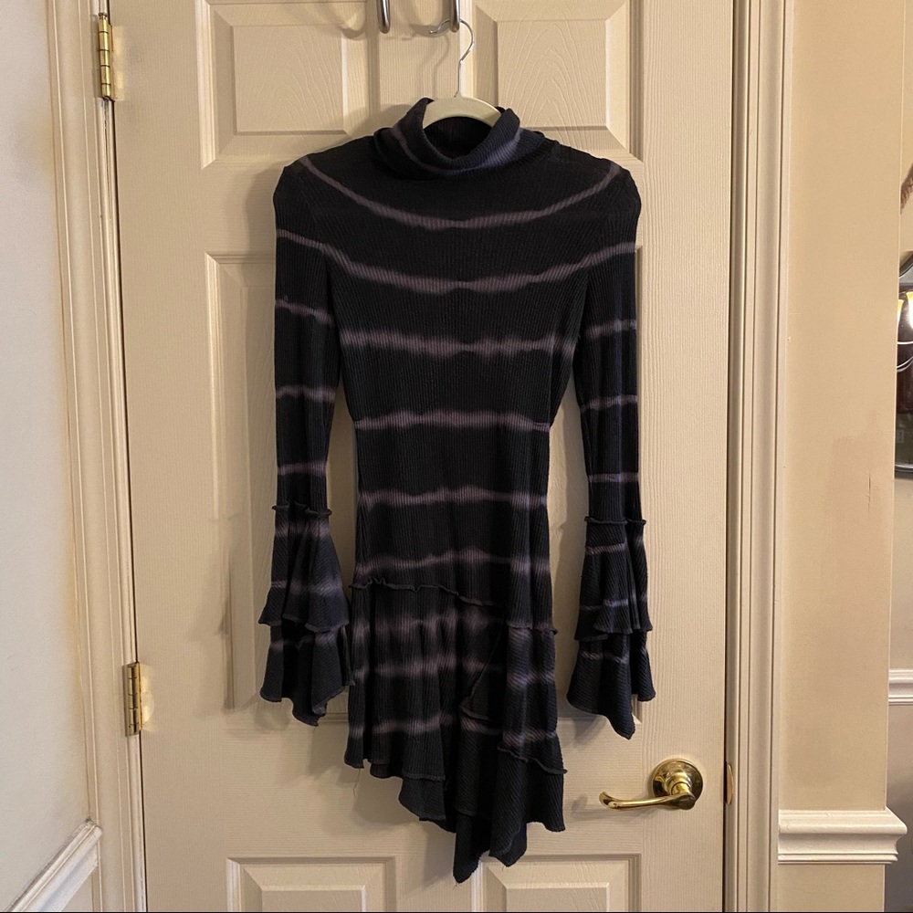 Forever 21 Bell Sleeve Turtleneck Top Black Tie Dye Ruffle Hem Flowy